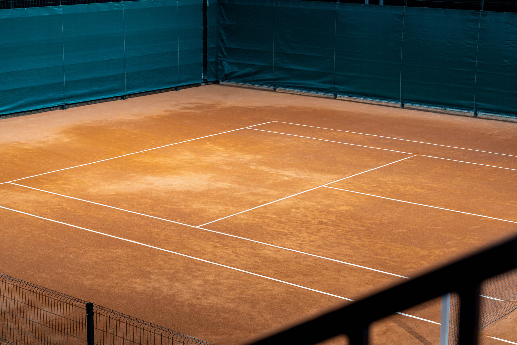 Открытые теннисные корты. Теннисный корт оранжевый. Батуми теннисный корт. Теннисный корт Хард инфографика. Открыть теннисный корт